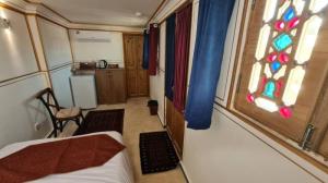 اقامتگاه سنتی عمارت طاووسیه اصفهان تاج یک تخت