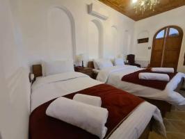 اقامتگاه سنتی سرای مهربانو شیراز گل دوسی سه تخت