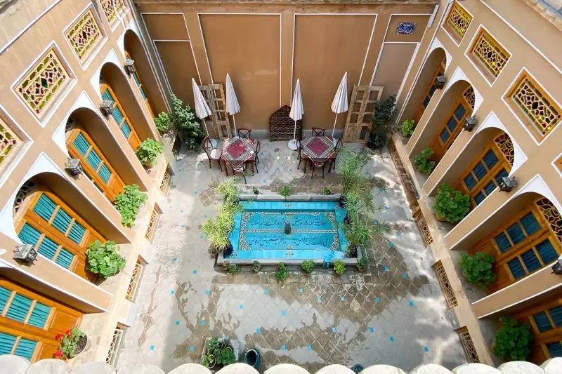 فضای داخلی اقامتگاه سنتی طاووسیه اصفهان