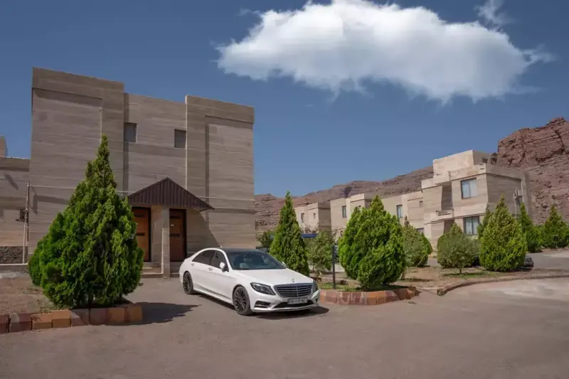 نمای بیرونی مجموعه ویلاهای کوهستانی ارس جلفا