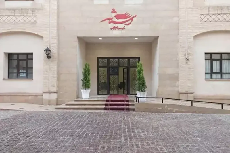 نمای بیرونی هتل آپارتمان آستانه شیراز