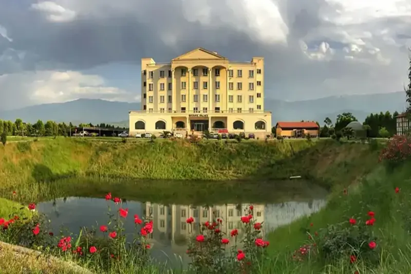 نمای بیرونی هتل قصر بوتانیک گرگان