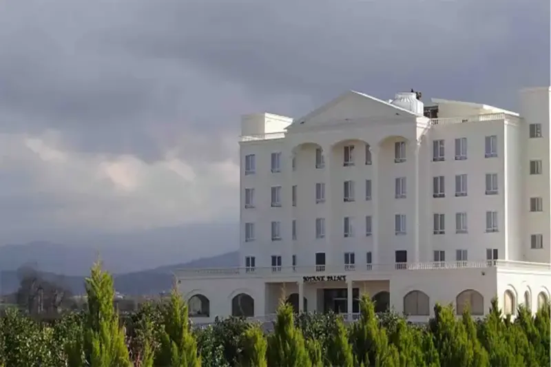 نمای بیرونی هتل قصر بوتانیک گرگان