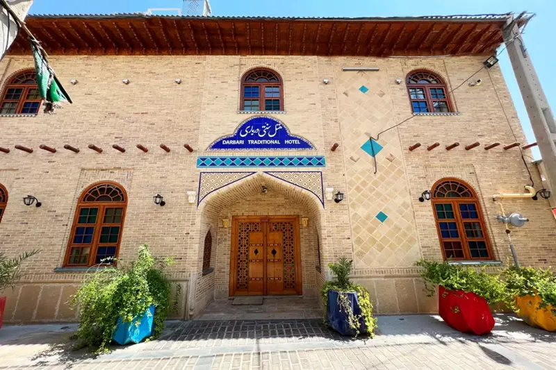 نمای بیرونی هتل سنتی درباری شیراز