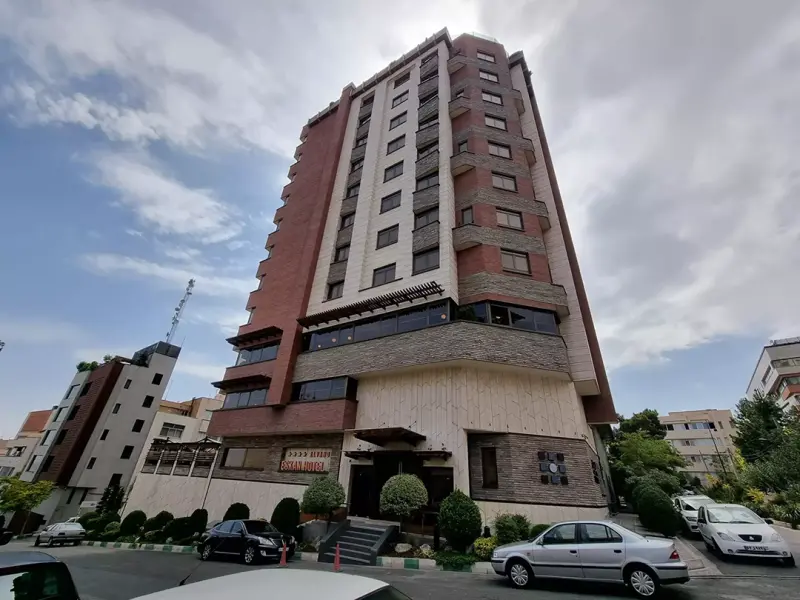 نمای بیرونی هتل اسکان الوند تهران