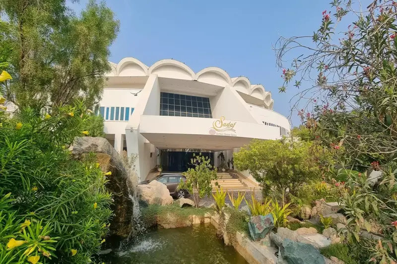 نمای بیرونی هتل سورینت صدف کیش