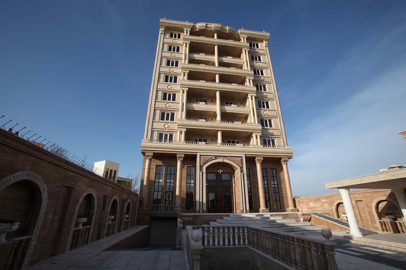 نمای بیرونی هتل پدرام سرعین