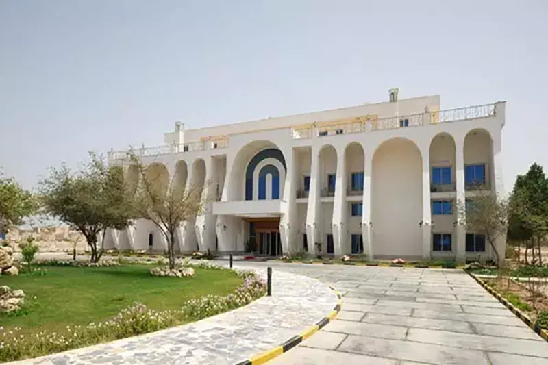 نمای بیرونی هتل آفتاب شرق کیش