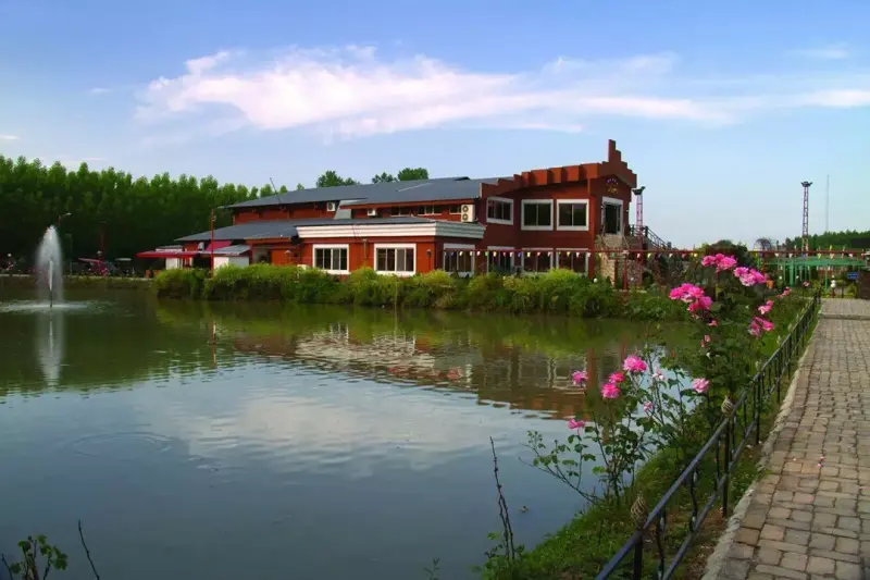 نمای بیرونی هتل مهرگان رشت