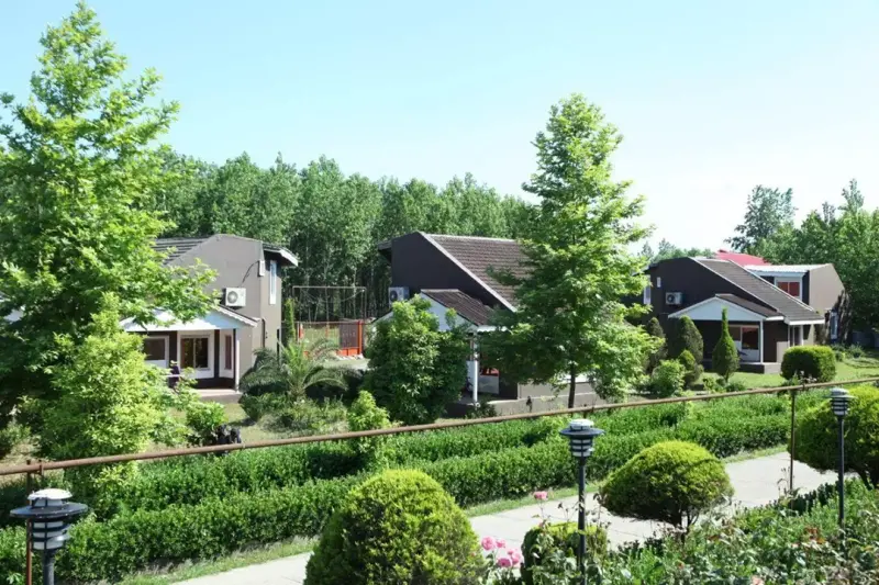 نمای بیرونی هتل مهرگان رشت