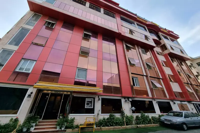 نمای بیرونی هتل شبستان رشت