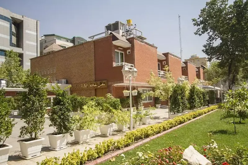 نمای بیرونی هتل بلوط تهران