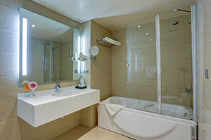  Double room bathroom