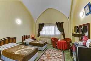 غرفة بثلاث غرف نوم في Jahangordi Golpayegan Guest House 1