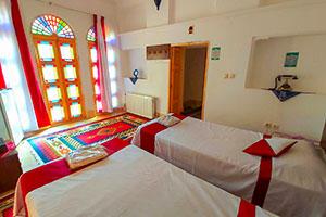  Two twin beds, three doors (Mikhak) room, traditional poet's house in Yazd