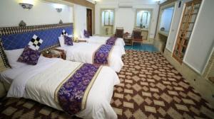  Bagh Moshir Al-Mamalek Hotel Yazd Three beds (double + single)