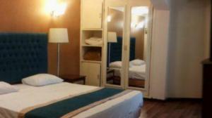 Parsian Azadi Hotel, Yasuj, one-bedroom suite with three regular beds