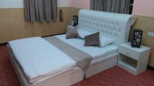  Nakhl Abadan Hotel, two twin beds