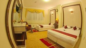  Zagros Hotel Khansar, three beds