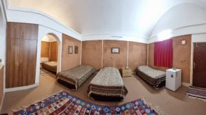  Balikhor and Biabanak Hotel, five beds