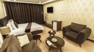  Samen Hotel Mashhad, two double royal beds