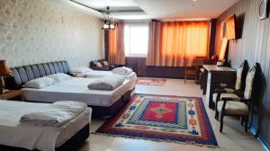  Atre Sib Hotel Sirjan, three VIP beds