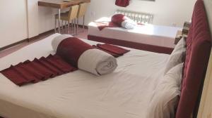  Khavar Hotel Mashhad, four beds