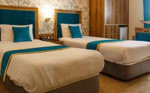  Shiraz Hall Hotel, two twin beds