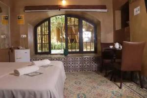  Parvin Etesami's double room