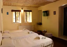  Fereydoun Moshiri's three-bed room