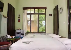  Hafez's three-bed room