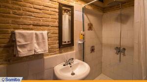 Traditional hotel bathroom in Bekherdi