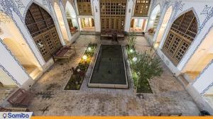  Traditional hotel courtyard