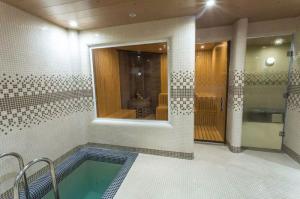 حمام سباحة وساونا